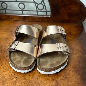 Birkenstock Arizona Sandal in Rose Gold Leather and Soft footbed Size 39